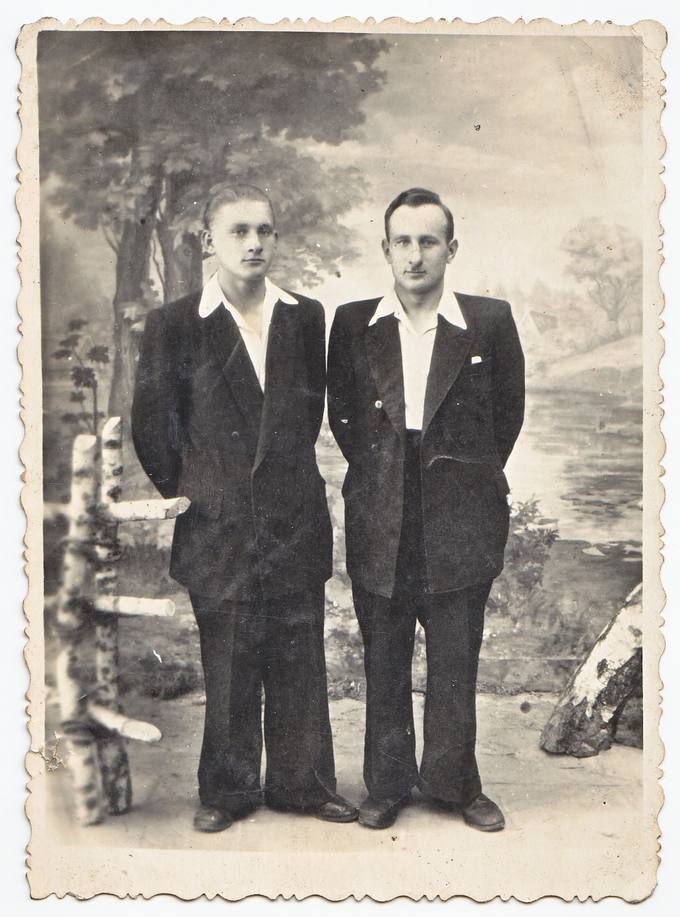 Bronislavas Aidukas (dešinėje) su broliu Jonu Pasvalyje